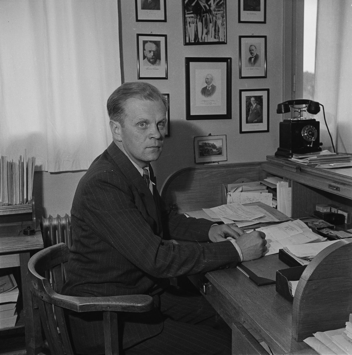 Docent Erik Åkerberg vid skrivbord, Uppsala 1947