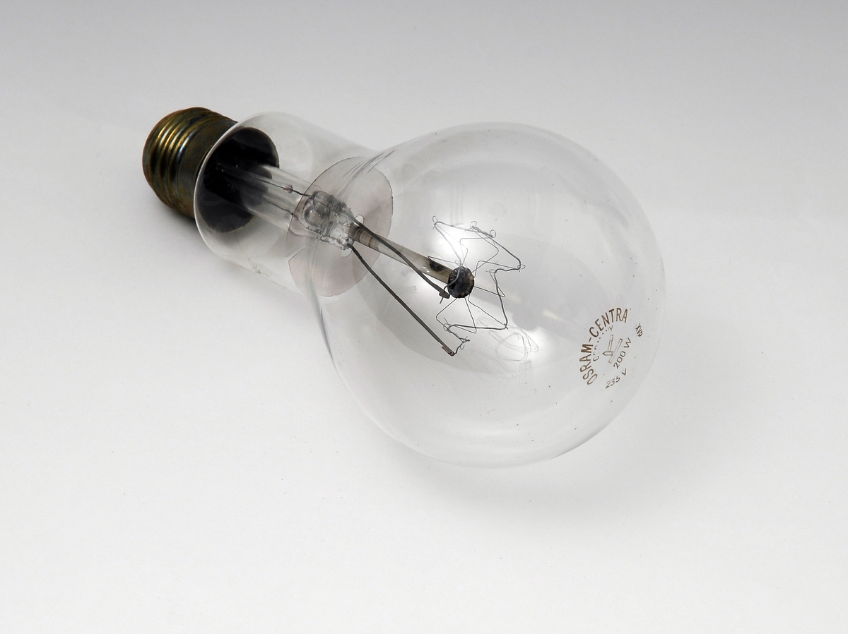 En 150 watts lyspære i klart glass med metallsokkel.