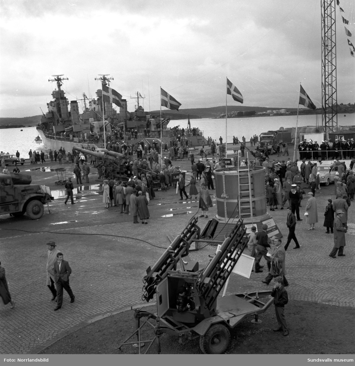 Folkfest i hamnen då flottans höstövning Operation Nordkust invigs i Sundsvall.
