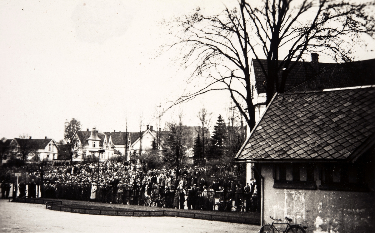 Store folkemengder hilser velkommen hjem til de norske polititropper(Feltbataljon IV) som kom inn fra Sverige våren 1945.