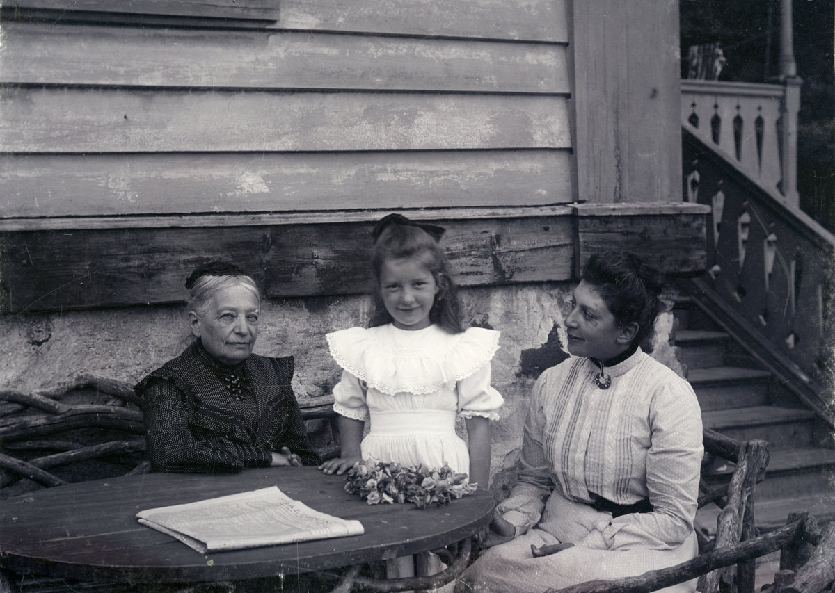 Klara Maria Kempff med svärdottern Gelly Rebecka Kempff (1860-1949) och sondottern Karin (1896-1993).