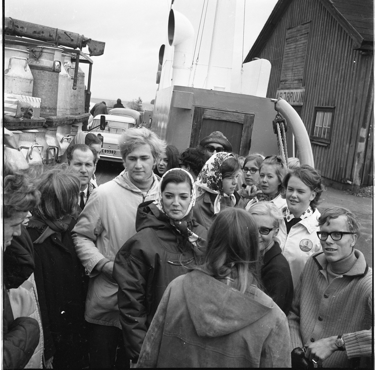 Elever vid Grännaskolan ombord på bilfärjan Brahe för en utflykt till Visingsö under ledning av fritidsintendent Erik Oddbjörn som står längre bak till vänster. Till vänster står ett släp med mjölktunnor.