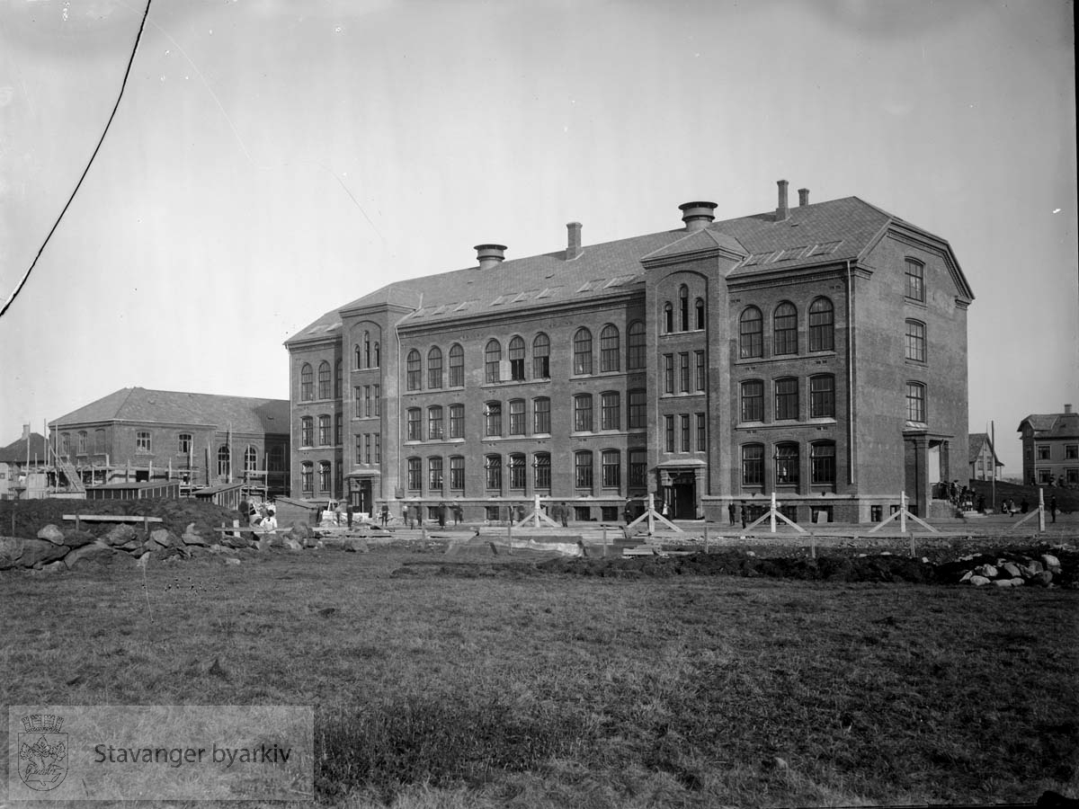 Folkeskole, tegnet av arkitekt og stadskonduktør Michael Eckhoff (1873-1952) og innviet i mars 1911.