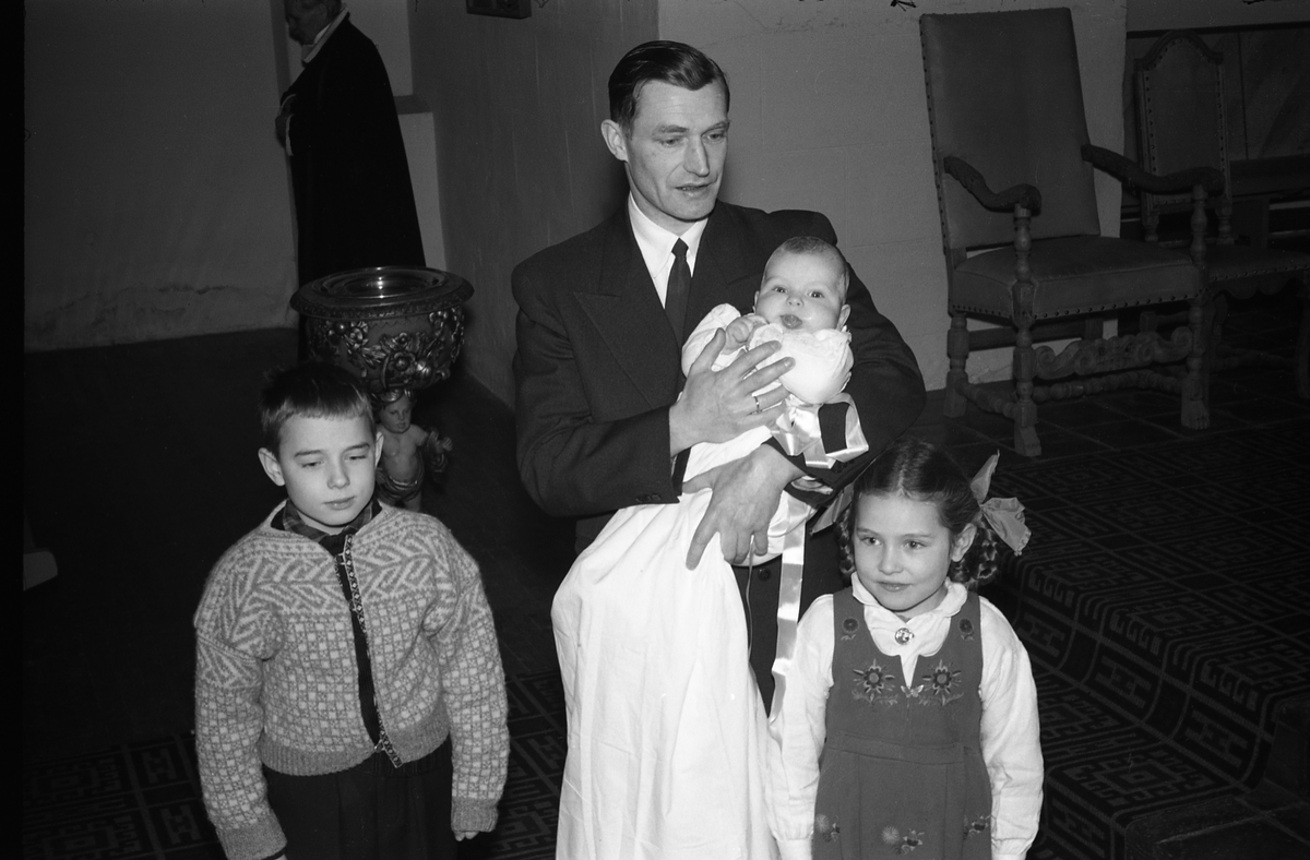 Barnedåp i Hoff kirke. Roald Thomesen (dåpsbarnets far) sammen med sine to eldre barn Helga og Inge.