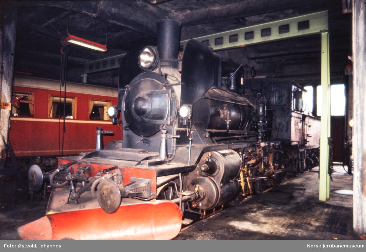 Hensatt damplokomotiv type 21e nr 207 i lokomotivstallen på Kongsberg.
