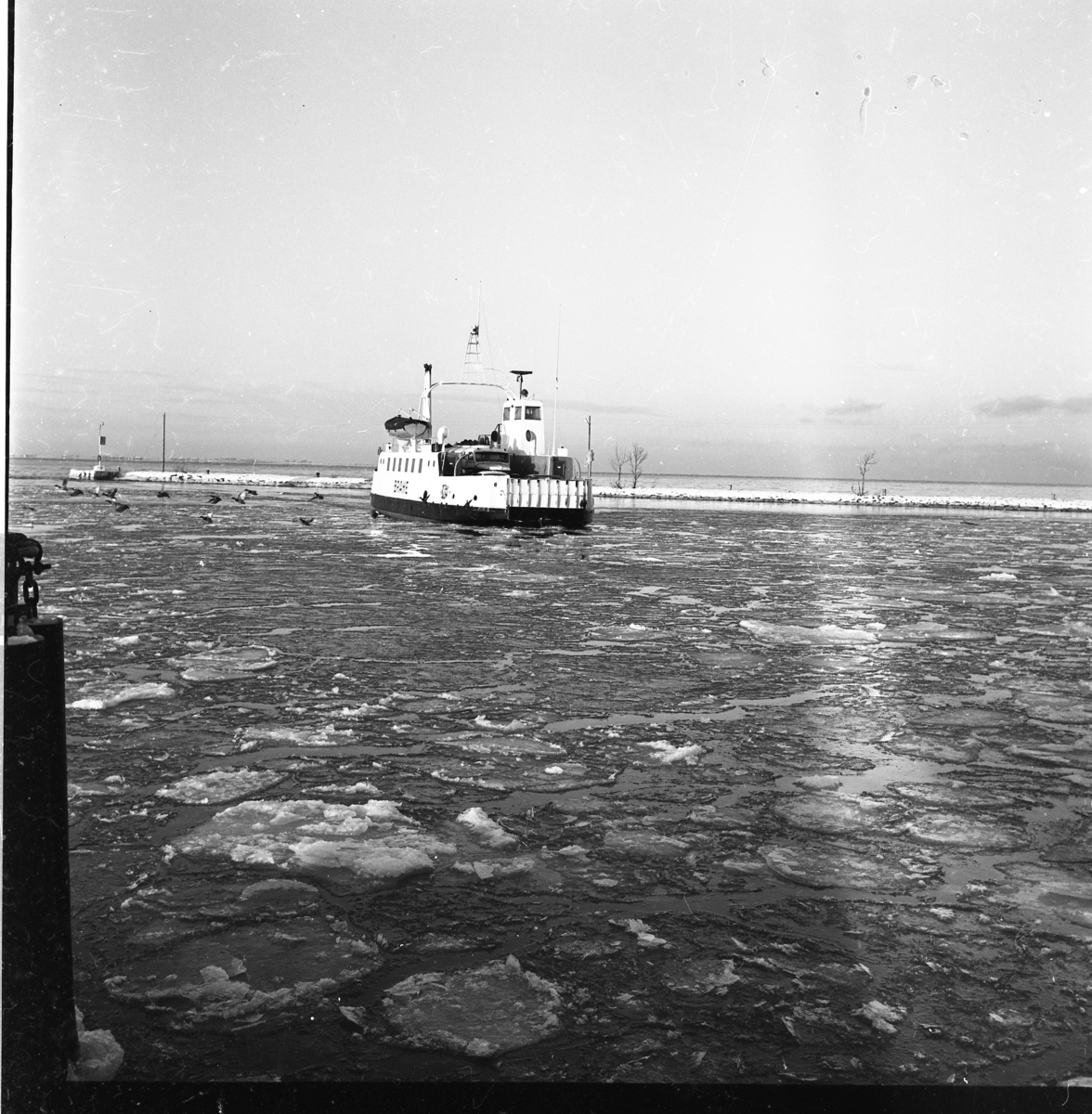 Brahe-färjan går bland is in till Gränna hamn.