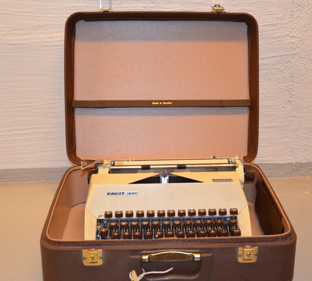 Portabel skrivemaskin av merket Facit 1620 med egen koffert. Svensk produsert, 1960-tallet.