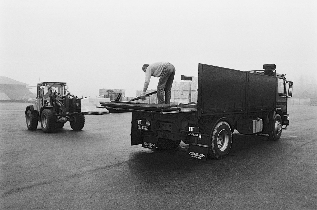 Tegel lastas på lastbil med hjälp av truck, Vittinge Tegelbruks AB, Vittinge socken, Uppland 1986 - 1987