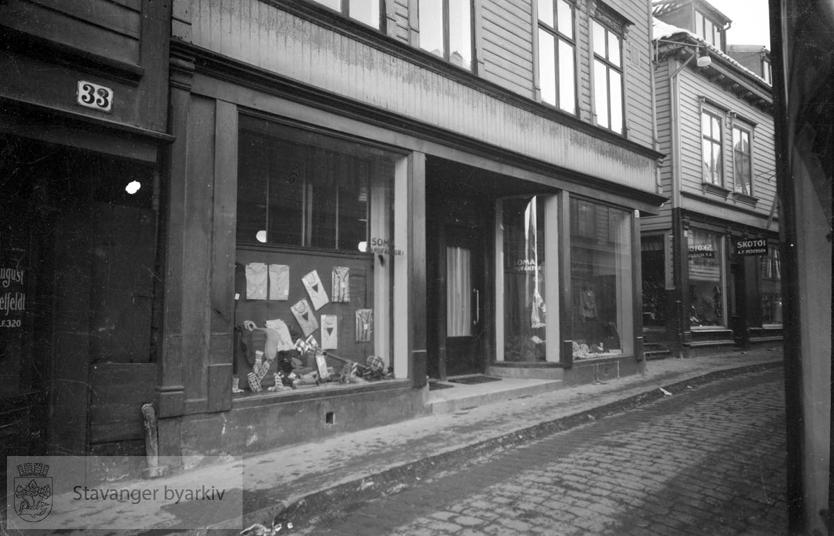 Butikkfasade, Soma manufagktur i Nygata 31. Til høyre A.F. Pedersen sko i nr. 29. Litt av Nygata 33 til venstre