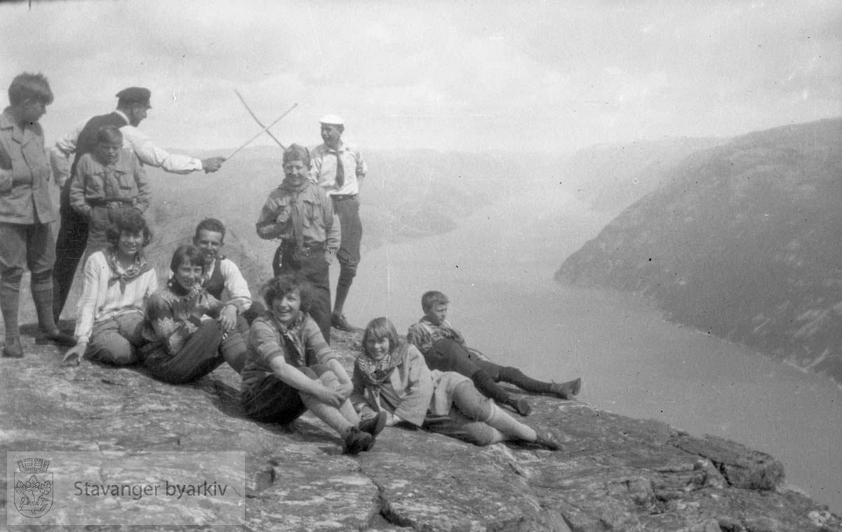 Gruppebilde på fjellklippe med utsikt over fjorden