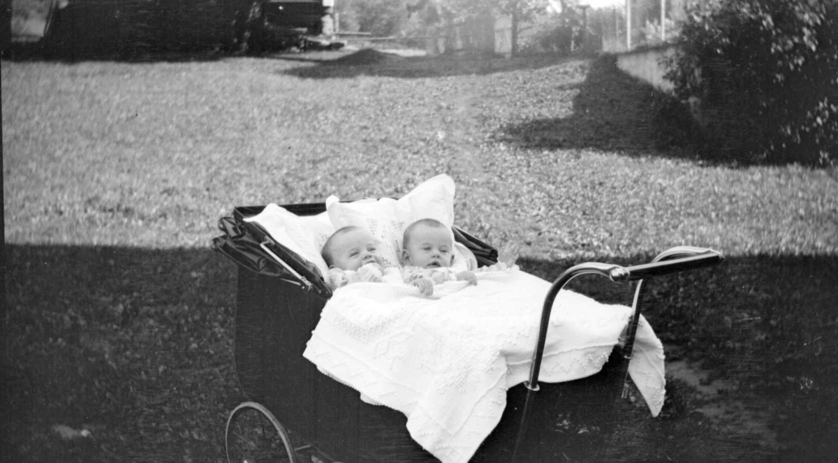Tvillinger i barnevogn, Astrid og Sigrun Jørstad