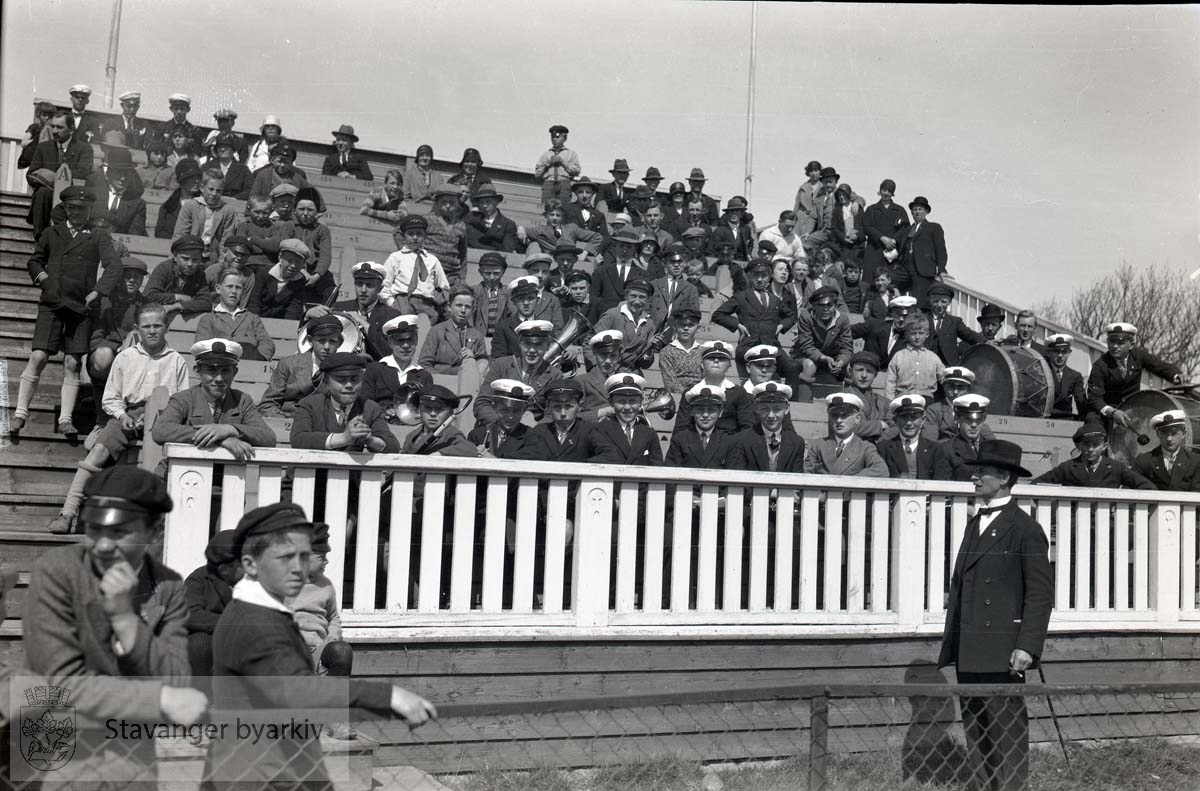 Tilskuere på tribunen ved Stavanger Stadion