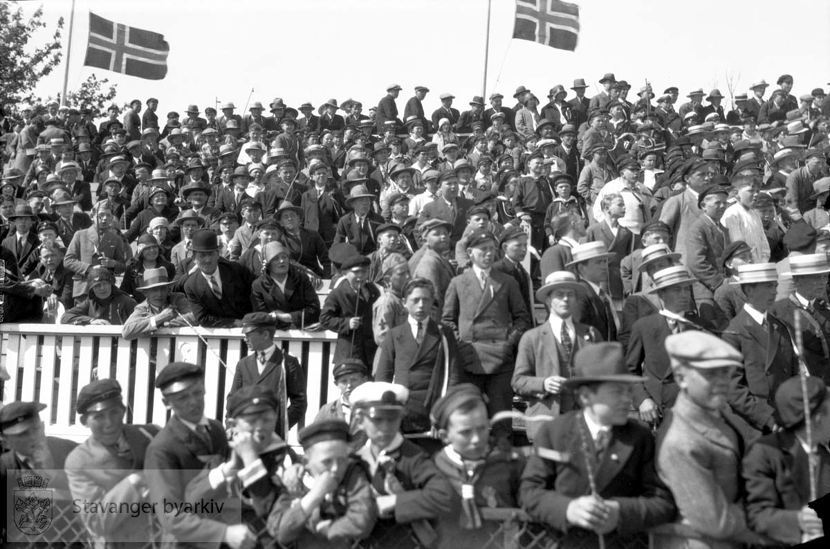 17. mai.Tilskuere, Stavanger stadion .Det flagges på halv stang grunnet Fridtjof Nansens død.