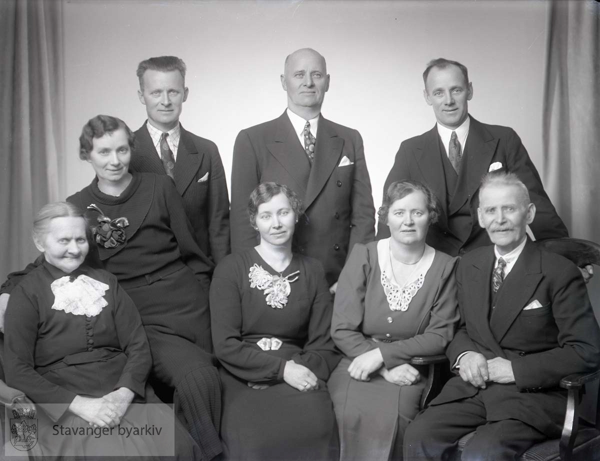 Bildet har nummer 96277 i Johannessens kundeprotokoller. Familieportrett.