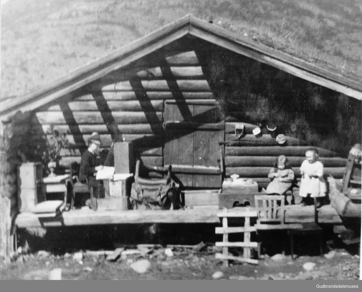 Leikarstell på Blakar 1914. 
F.v. Pål Blakar (f. 1906), Livø Blakar (f. 1910 g. Ånstad), Anne Blakar (f. 1912 g. Sunde)