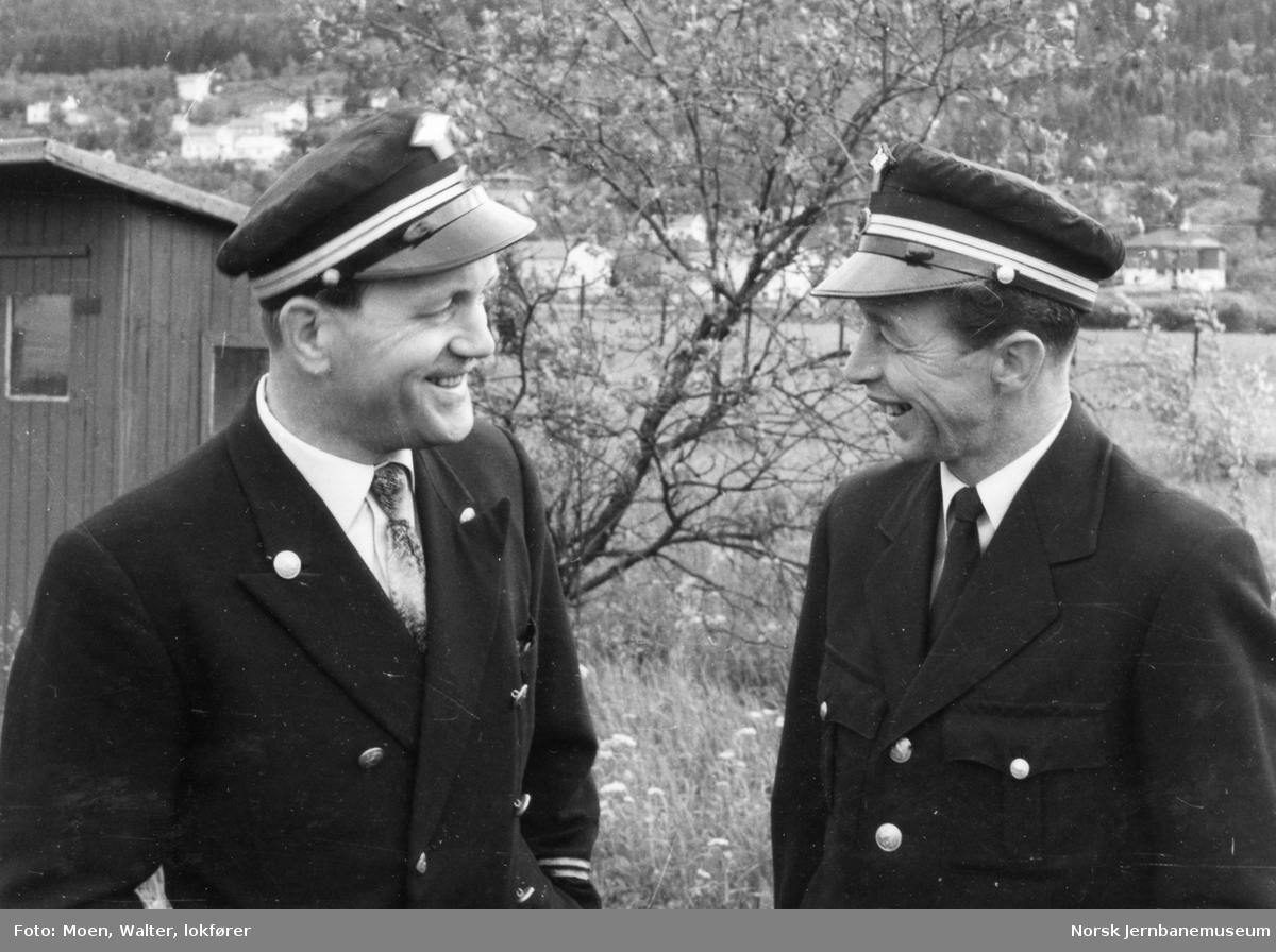 Lokomotivførerne Victor Johansen og Harry Andreassen.