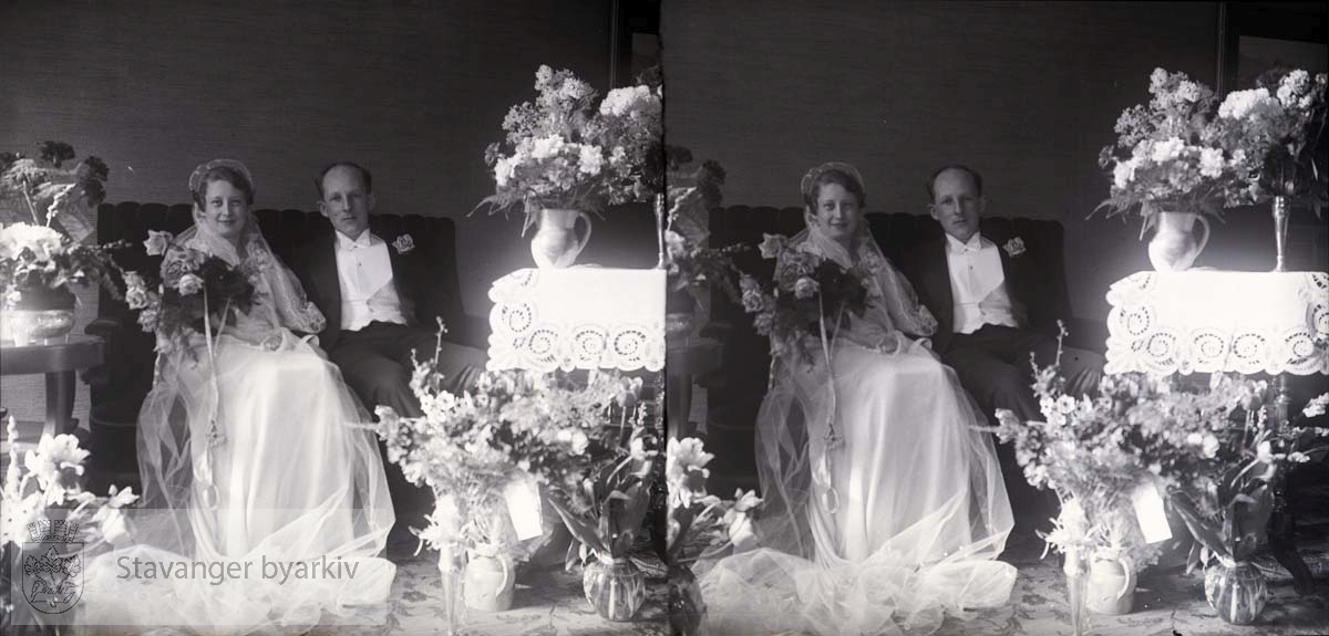 Brudepar omgitt av blomster..Stereofotografi
