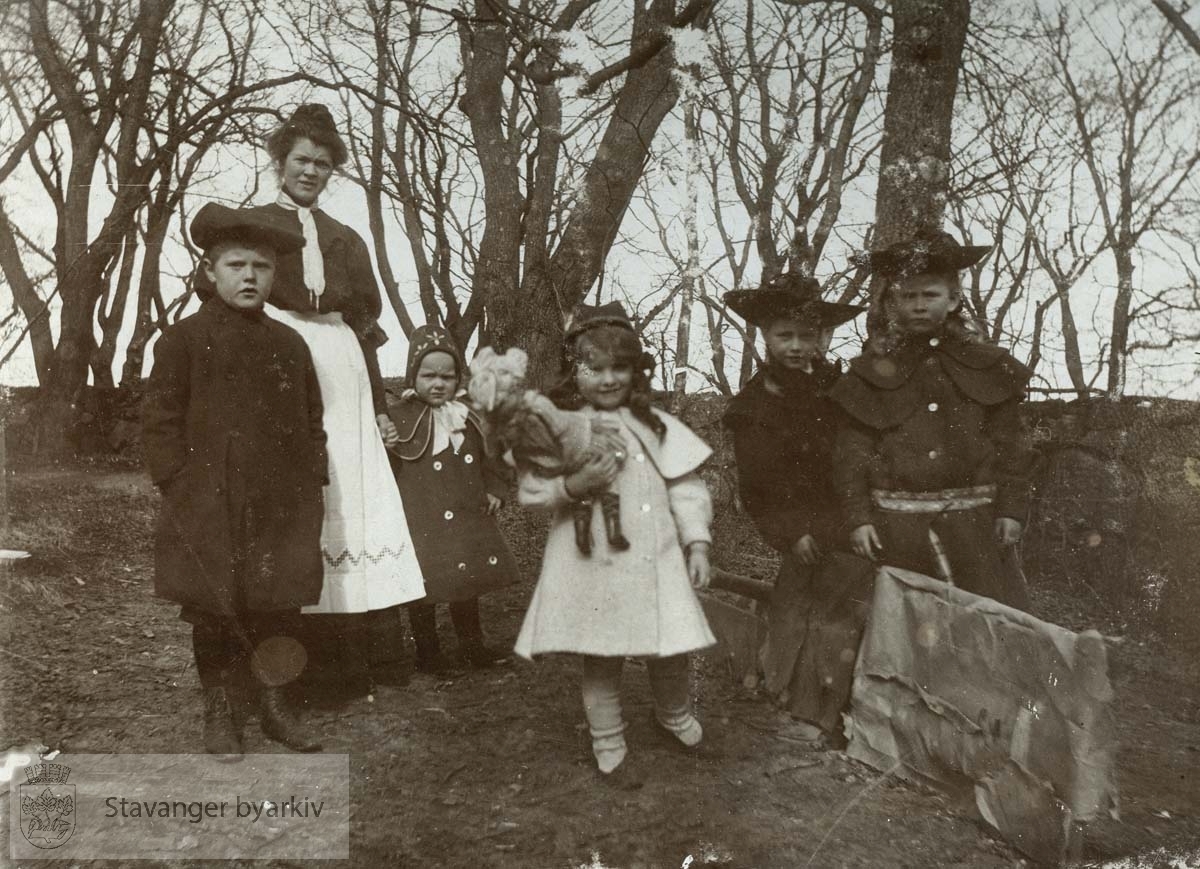 Et par av Monsenbarna og venner ved Ledaal, våren 1906