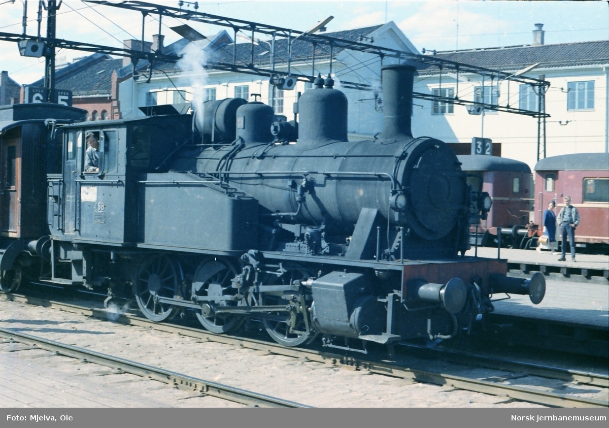 Damplokomotiv type 23b nr. 458 i skiftetjeneste på Oslo Østbanestasjon.