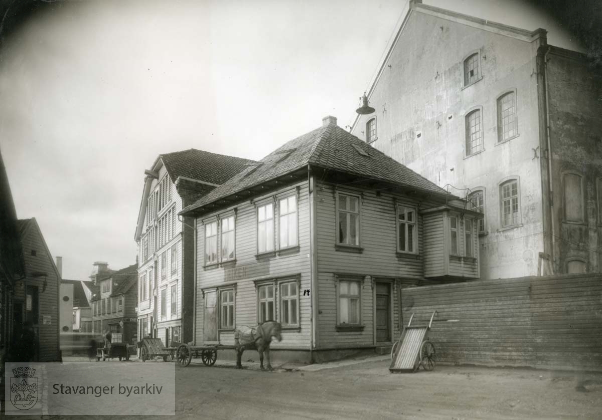 Jorenholmsgate 14 ble revet i slutten av oktober 1935 i anledning utvidelsen av kjøleanlegget.