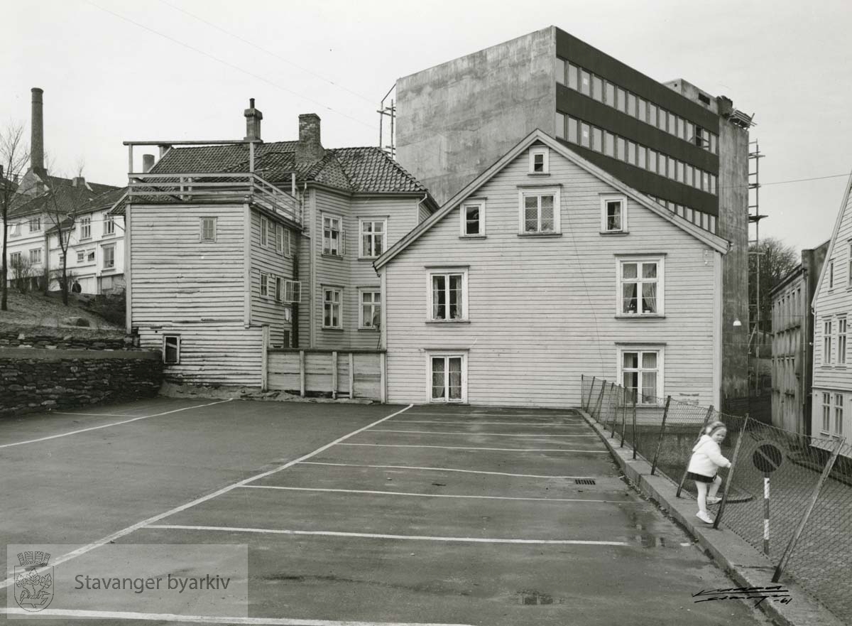 Revet mai 1961..Nedre Strandgate 16 var Sigbjørn Obsfelders barndomshjem i 1870-årene.