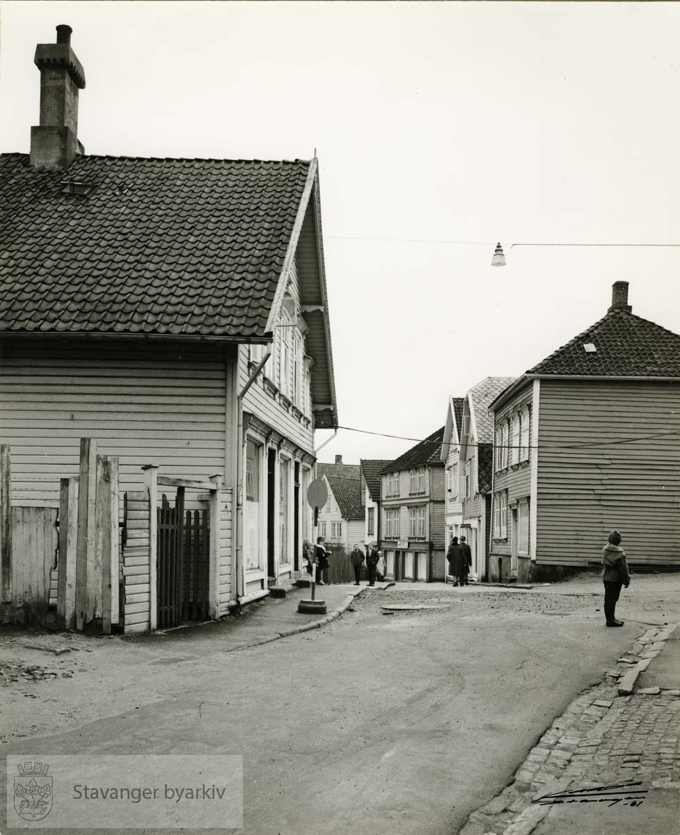 Til venstre: Øvre Strandgate 19, revet mai 1961..Til høyre Øvre Strandgate 30 og 28, revet februar 1962.