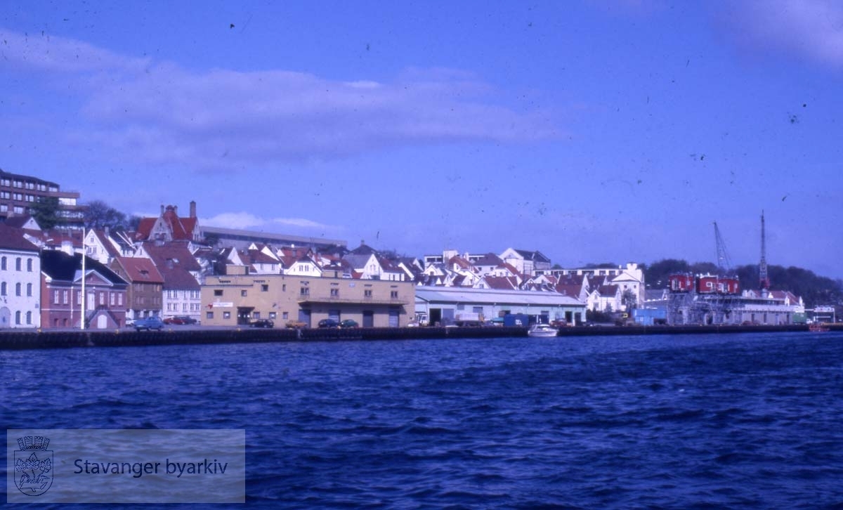 Den gamle tollboden til venstre. Fergeterminalen midt i bildet..Gamle Stavanger i bakgrunnen