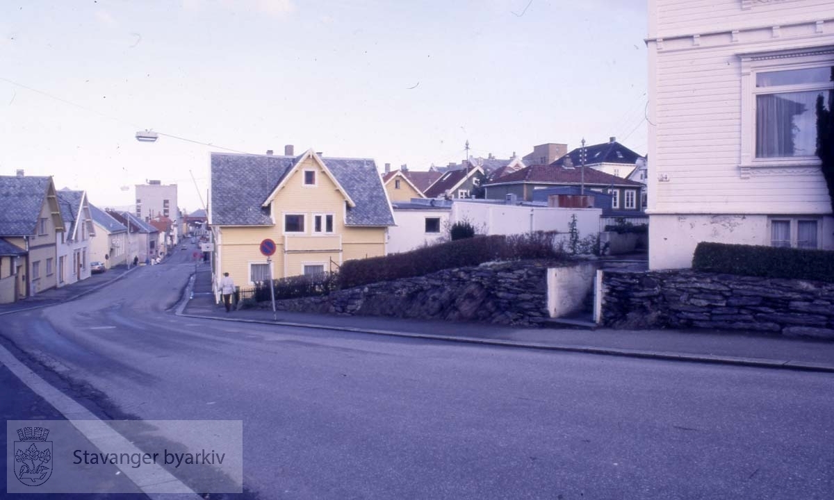 Før bygging av Bergelandstunnellen.Saneringsklare hus i Bergelandsgata og Birkelands gate