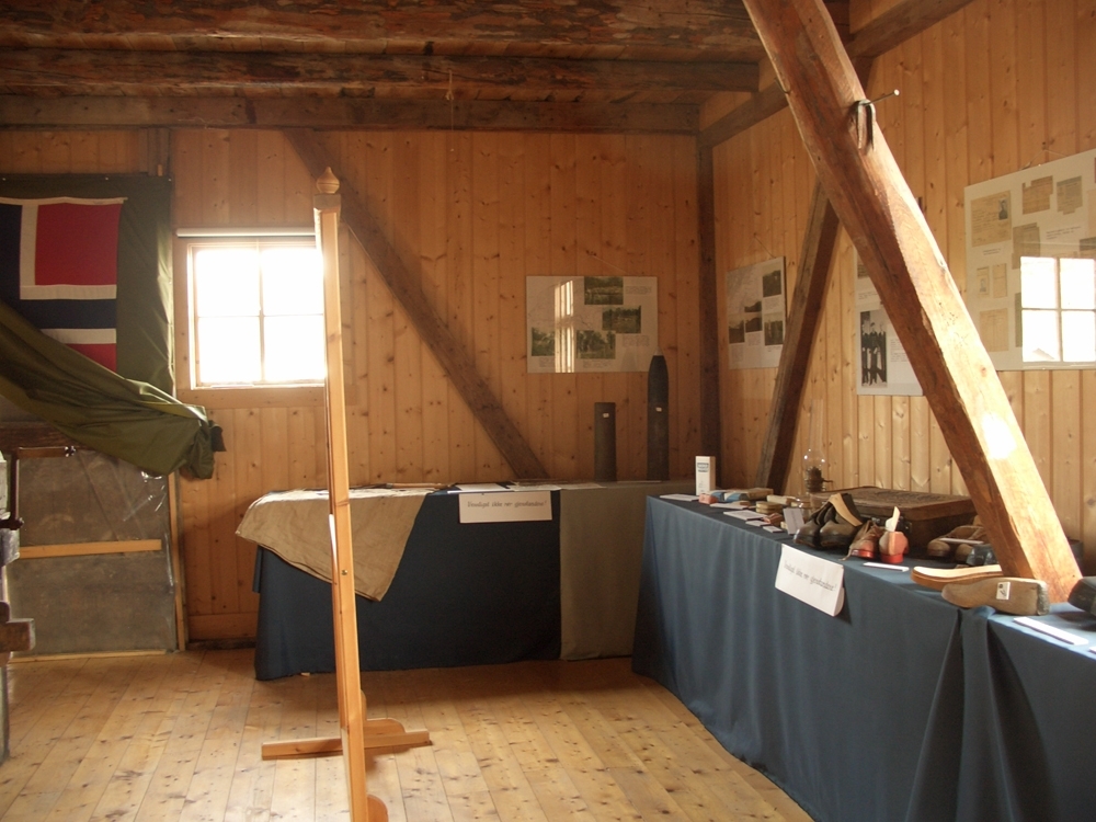 Leirfjord, Nedre-Leland. Bergh-brygga (museum). Lagerrommet i 1. etg. På bildet her er det en utstilling fra 2.verdenskrig som vises. Bildet ble tatt i forbindelse med Helgeland museum sin  drifts- og bruksovertakelse av bygningen.