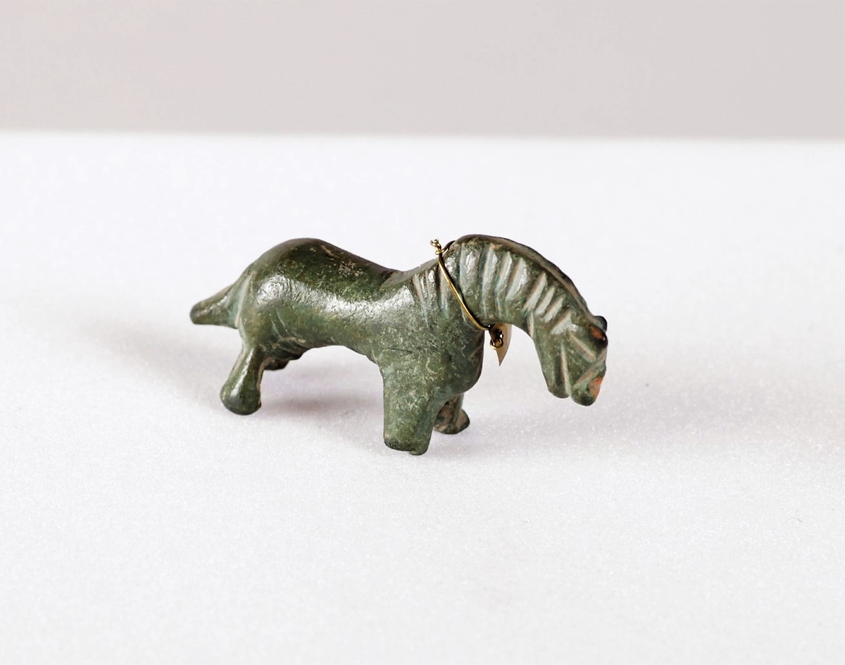 Vektlodd i bronse med form som en liten hest, veier 1/2 mark. Funnet på gården Nettum, Balke og er fra middelalderen.