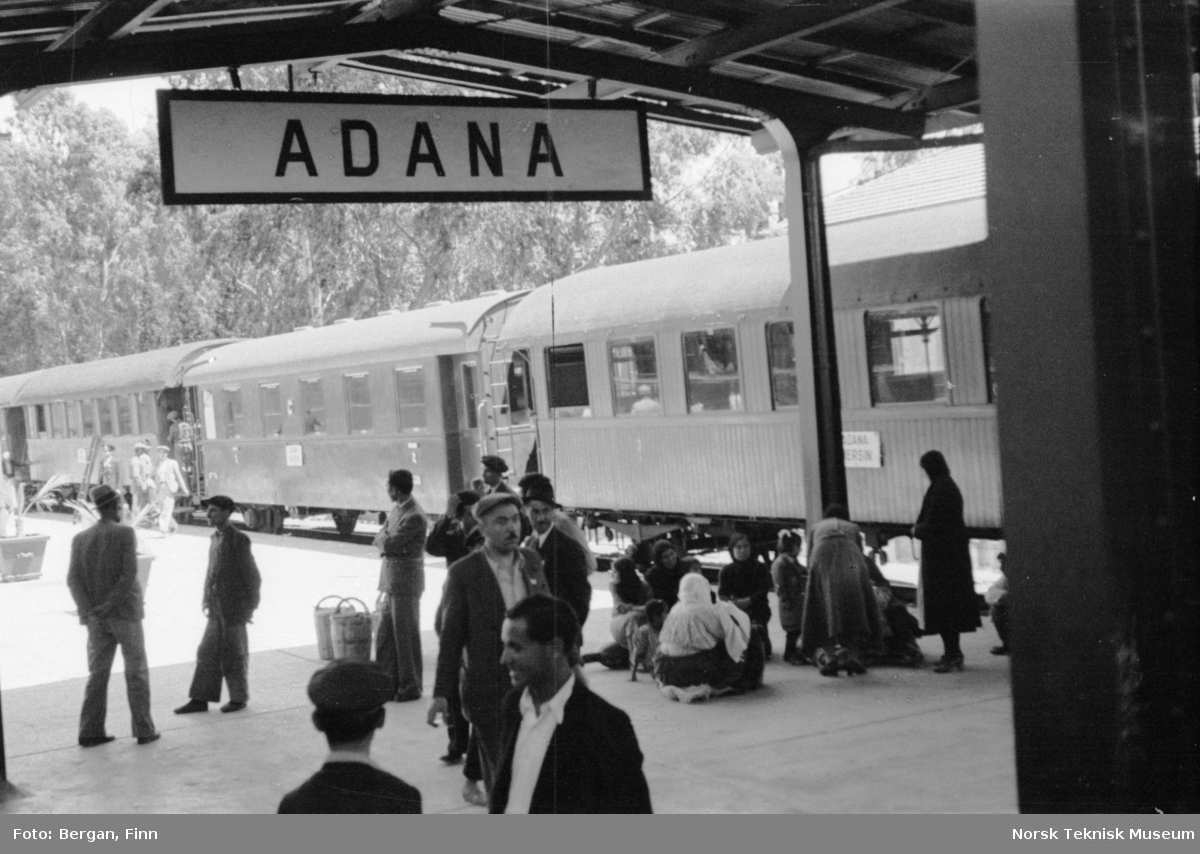 Mennesker på togstasjon. Adana jernbanestasjon, Tyrkia.