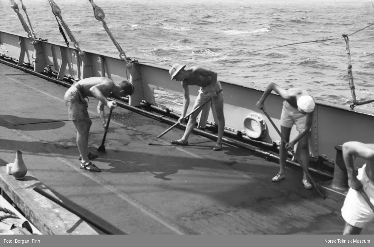 Skrubbing av skipsdekk, fire personer