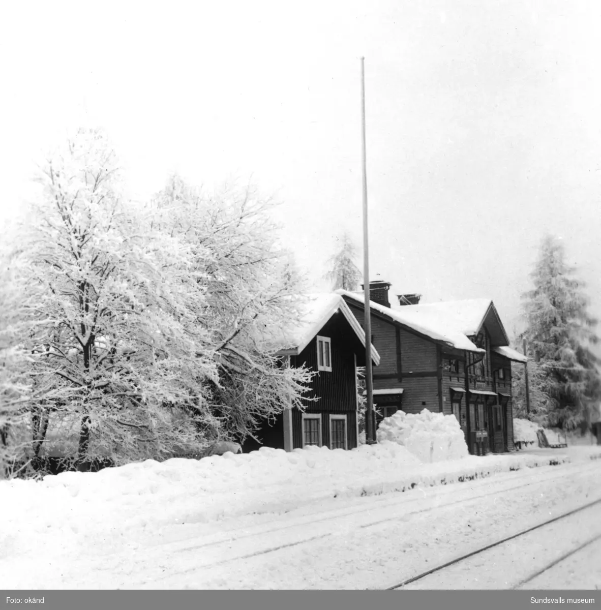 Nedansjö järnvägsstation i vinterskrud.