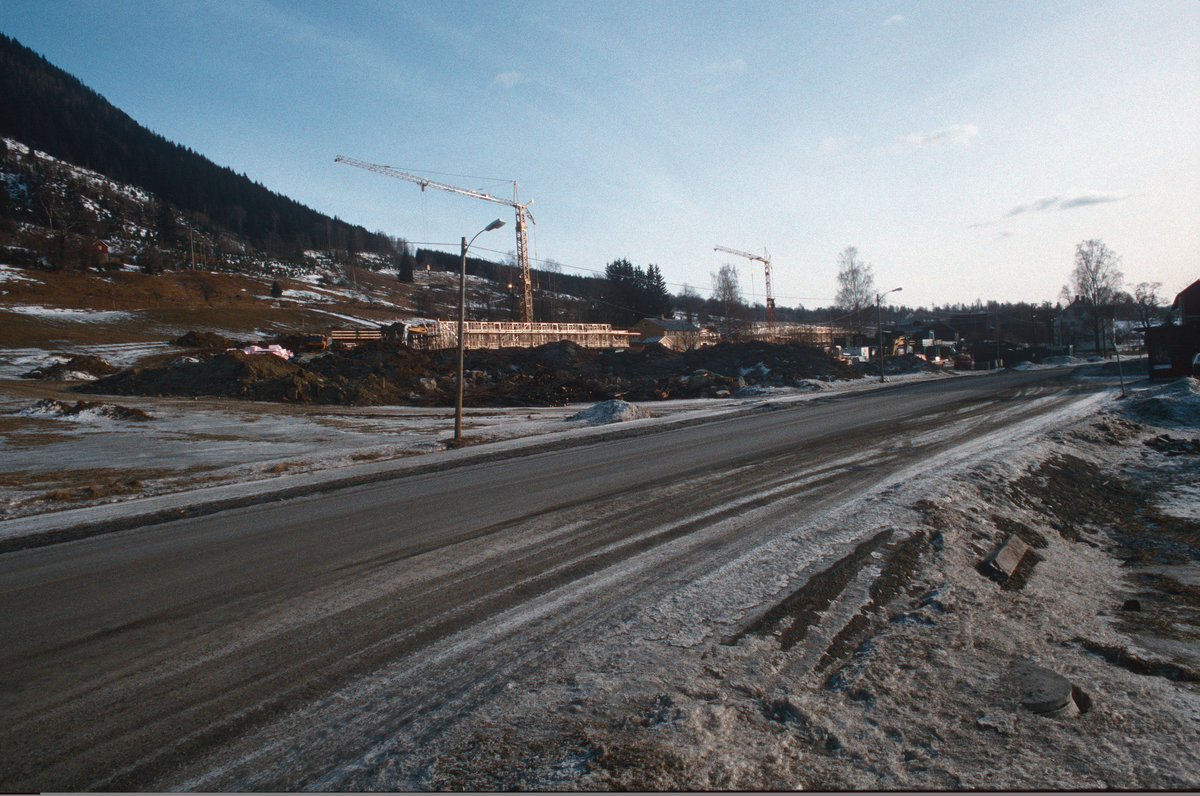 Lillehammer.  Storhove.  Studentboliger ovenfor Gudbrandsdalsvegen under bygging.  Gudbrandsdalsvegen i forgrunnen.  Sett mot sør-øst.
