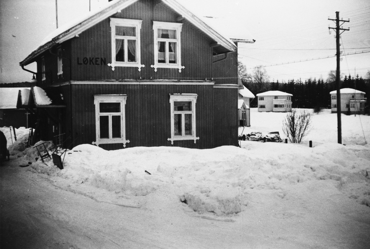Stasjonsbygningen på Løken. Stasjonen hadde også poståpneri.