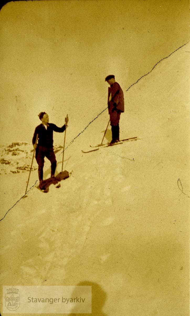To menn i bakke, på ski