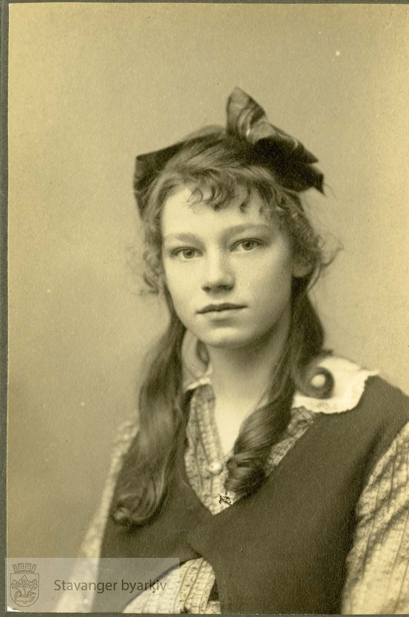 Portrett av ung pike med sløyfe i håret