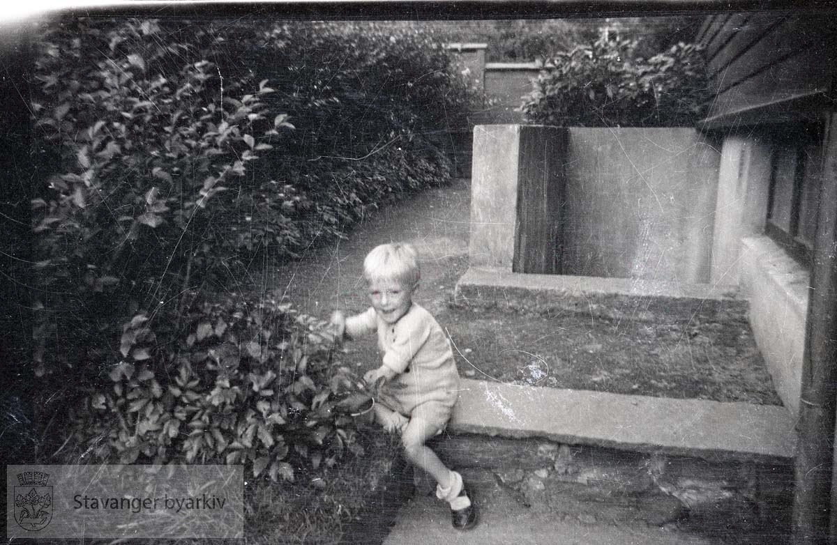 Oskar Andreas i hagen til Admiral Cruys gate 23