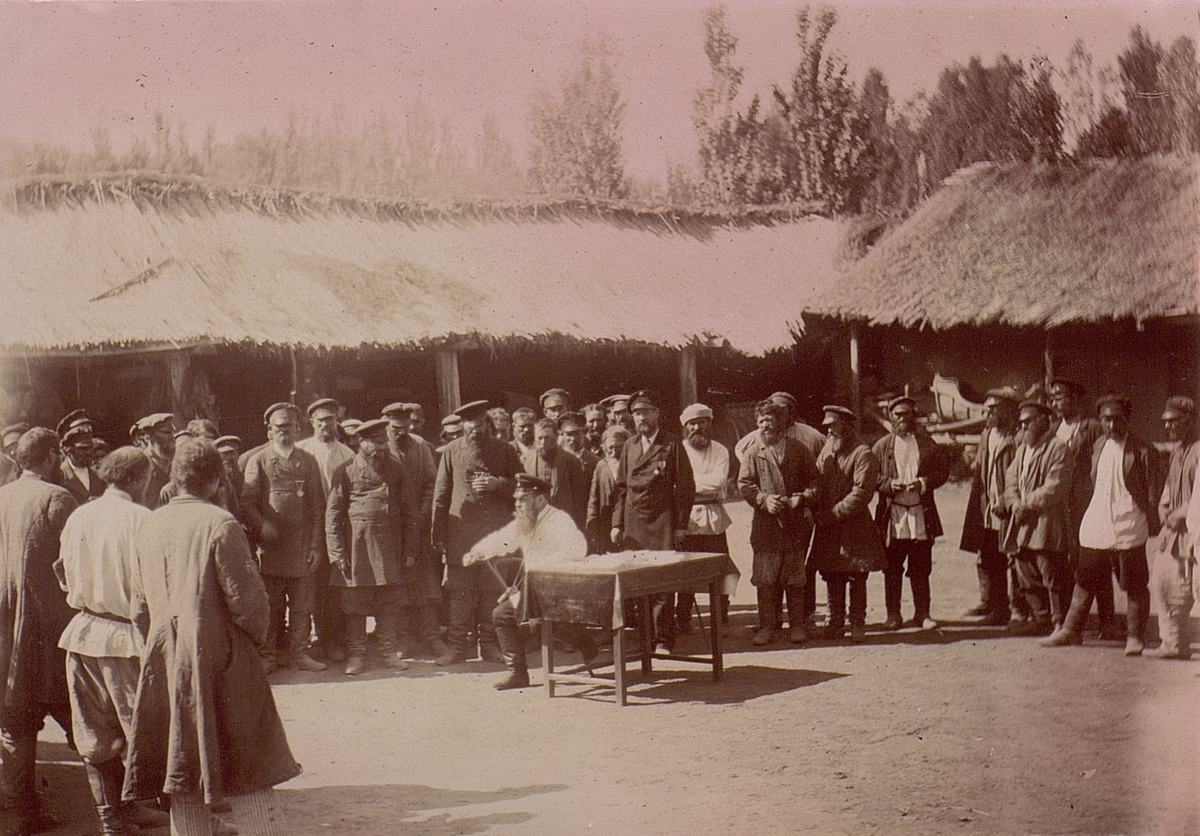 Foton från anläggningen av en telegraflinje i Ryssland år 1900.
