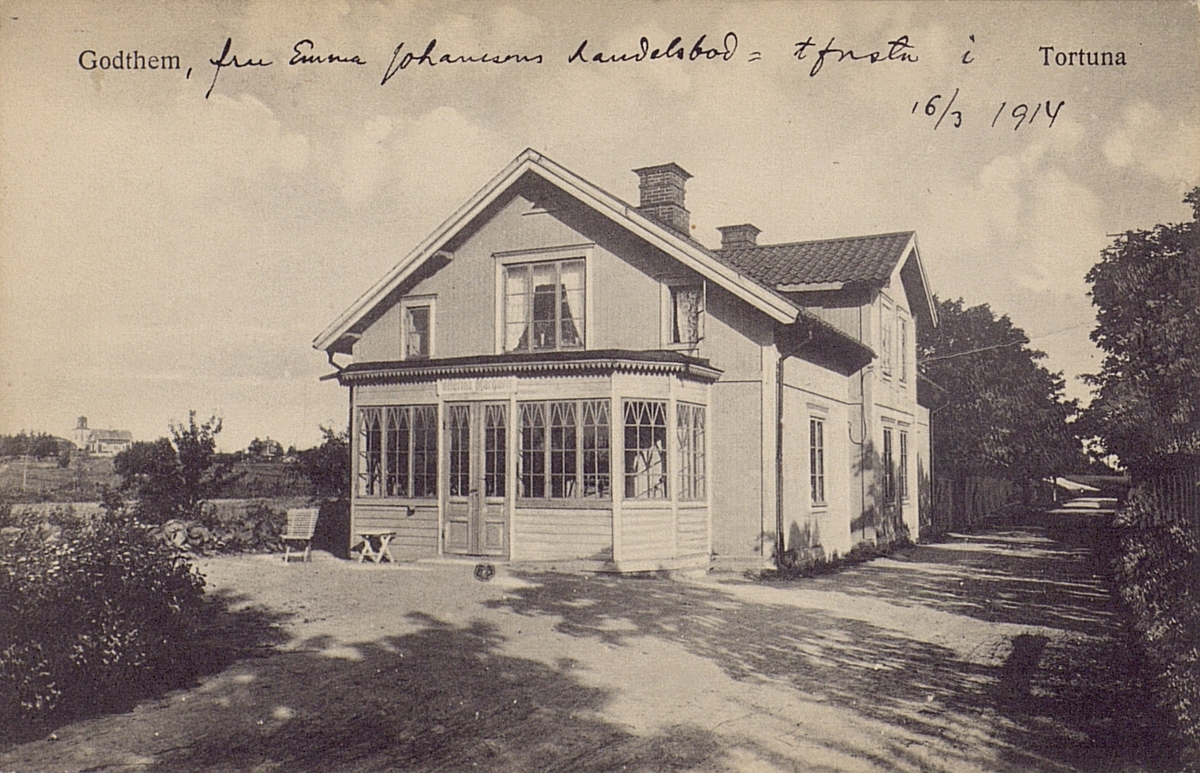 Vykort. Tortuna. Fru Emma Johanssons handelsbod och telefonststion 16/3 1914.