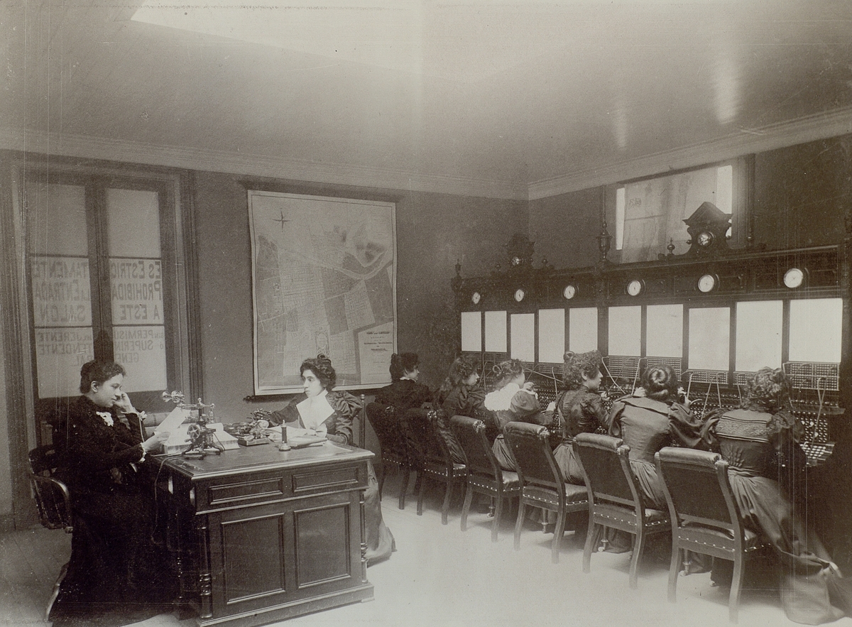 Santiago, Chile, 1897. LME.  Telefonstation. Interiör.