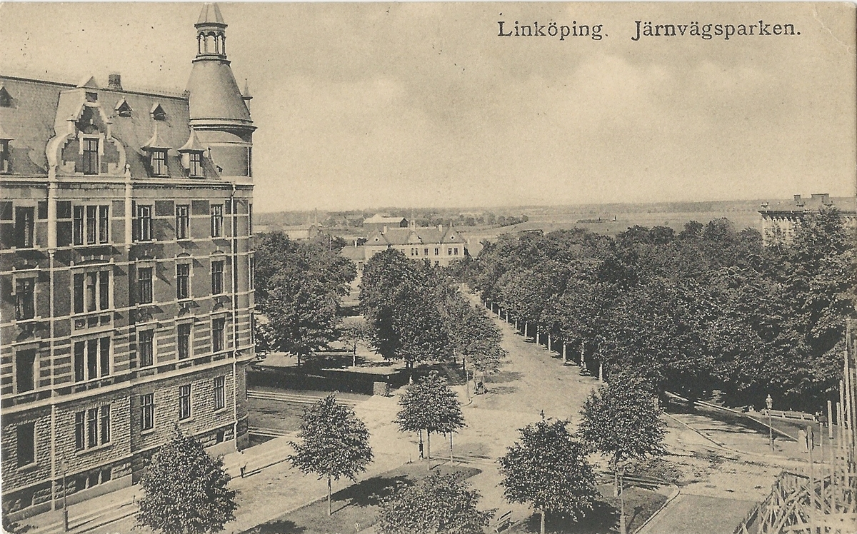 Vykort från  Linköping Järnvägsparken 
Järnvägsavenyn, Järnvägsparken, Sankt Larsgatan , Miljonpalatset, Vasavägen, Järnvägstation,
13 juli 1912
Henric Carlsons Bokhandel