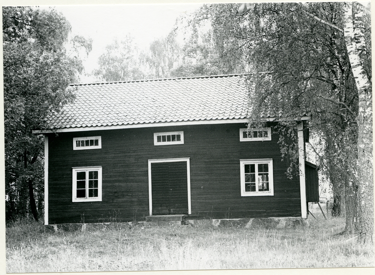 Badelunda sn, Lundby gård.
Magasin, 1985.