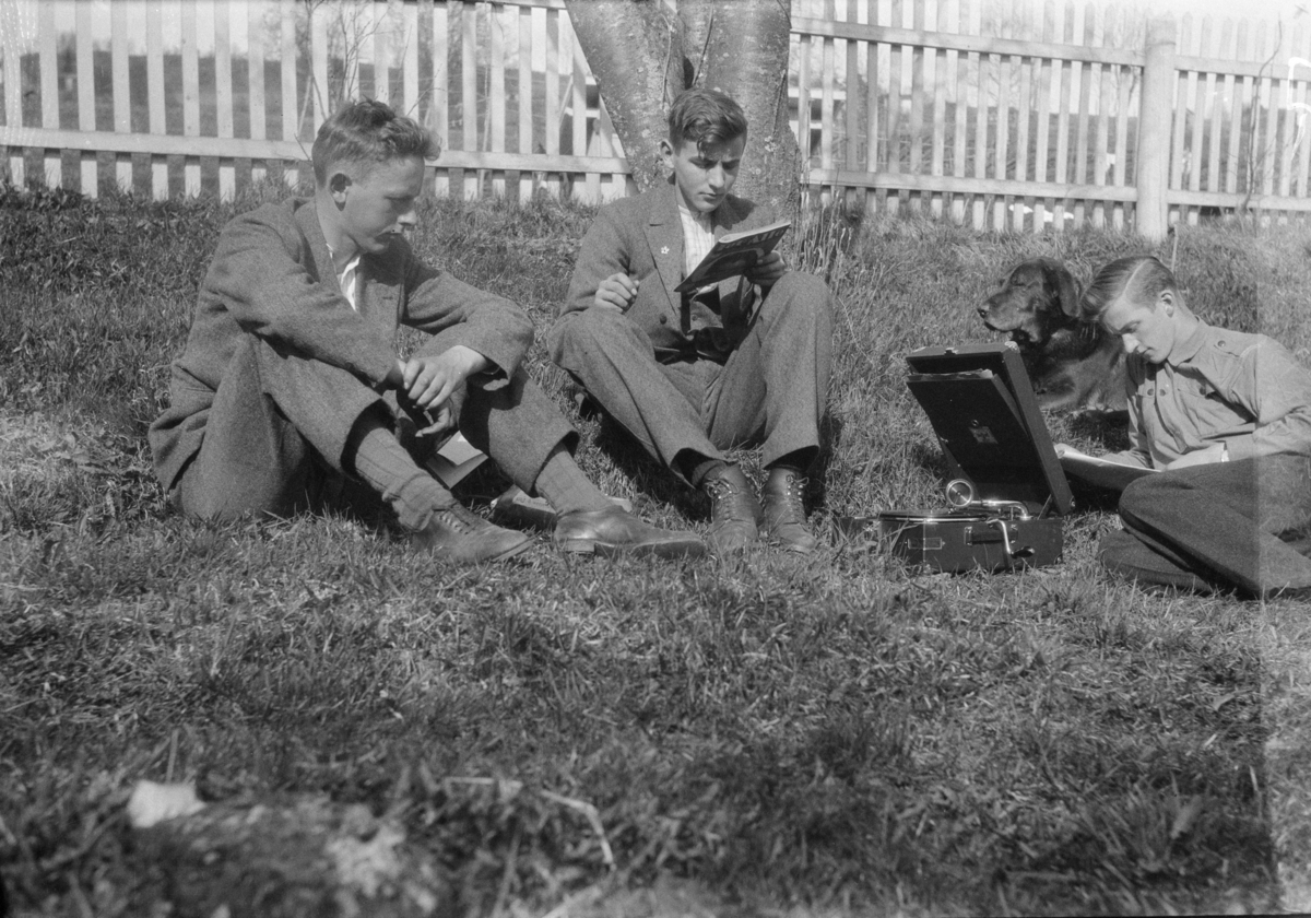 Tre menn i hagen på Linjordet - med grammafon