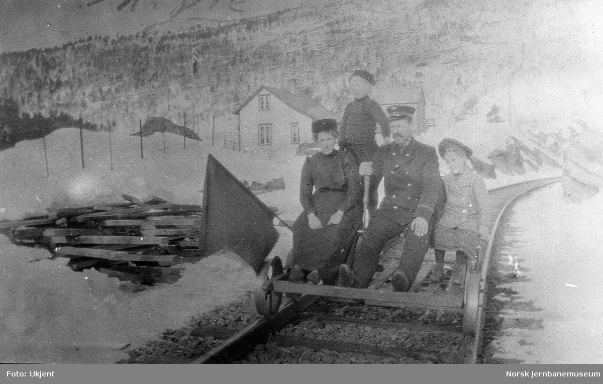 Baneformann Johannes H. Romslo med familie på pumpedresin ved Skiple holdeplass.