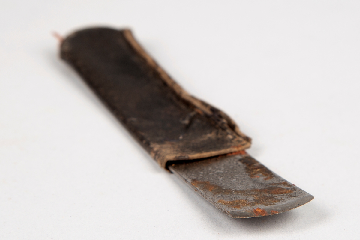 Rundt knivblad med lærskaft eller futerial
Usikkert om skaftet eller futerial er satt på av skomakeren eller kjøpt med det påsatt.