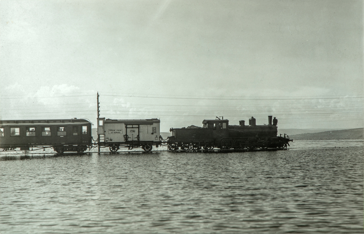 Hamar, jernbanebrua over Åkersvika, Mjøsflommen 1927, flommen 1927, damplokomtiv med jernbanevogner kjører i flomvannet, 
