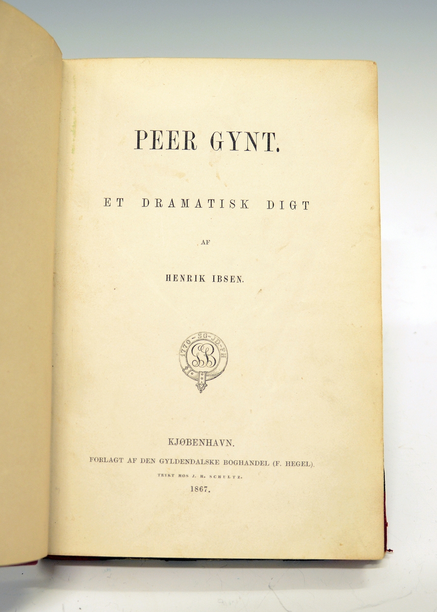 Ibsen, Henrik: Peer Gynt. Rød skinnrygg og -hjørner.
Førsteutgave 1867.