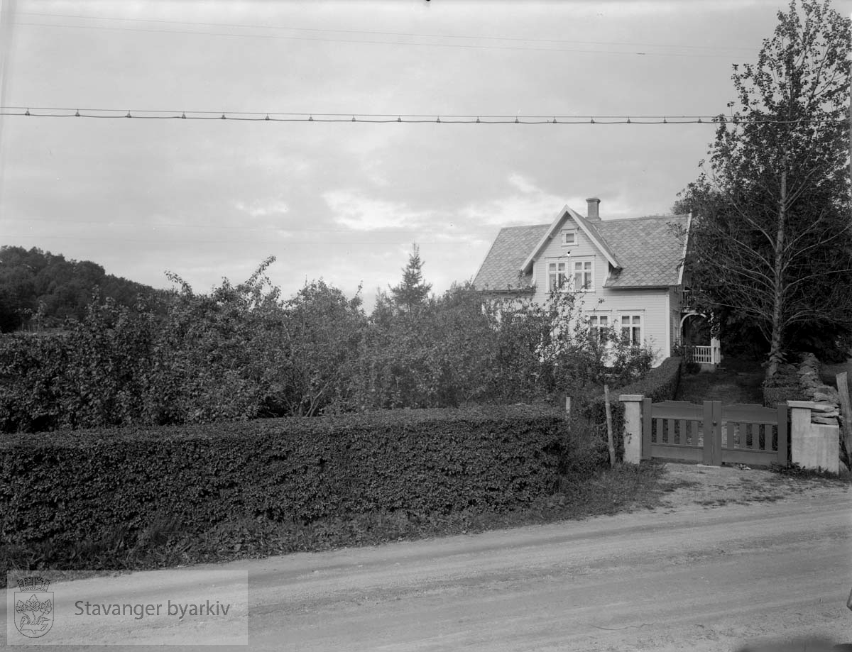 Knut Tau var møllearbeider, ifølge adresseboken for Rogaland fylke i 1930.