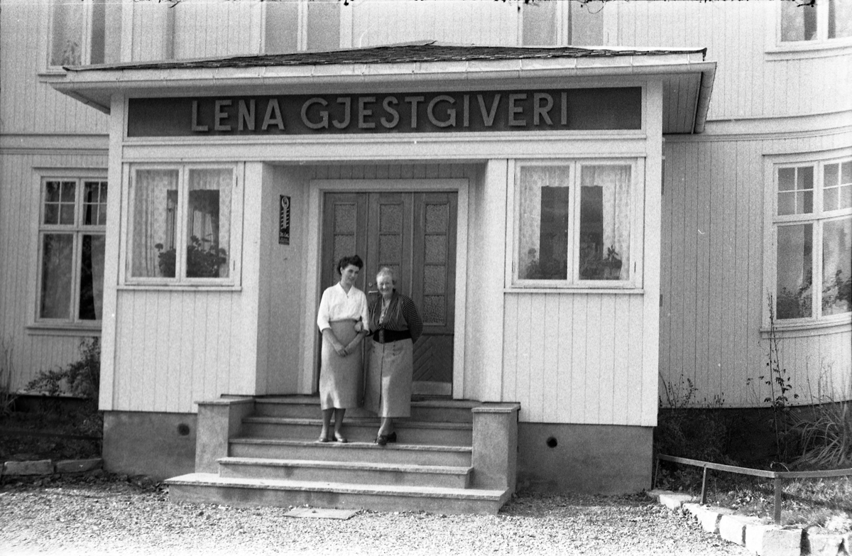 Fem bilder av Lena Gjestgiveri høsten 1956. De to første er tatt fra baksida, de to andre fra framsida. På bilde nr. fem står to personer foran inngangen. Til høyre er gjestgiveriets vertinne, Aslaug Moen, til venstre Anne Marie Frydenberg (g.Andresen). Bygget sto der Lena Maskin nå holder til.